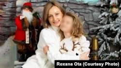 Roxana Ota și fiica ei Iris, adoptată de pe lista ”copiilor greu adoptabili”, unde fusese trecută cu handicap sever deși suferea de intoleranță la gluten. Noua lege a adopției ar putea să remedieze astfel de situații.