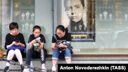 "Hugo Boss" брендинин Москвадагы дүкөнү. Иллюстрациялык сүрөт.