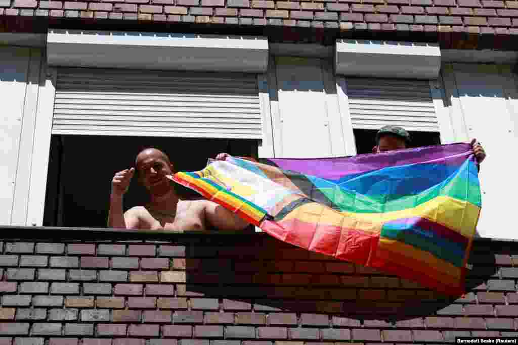 Podršku učesnicima parade su pružali i sa balkona obližnih zgrada.