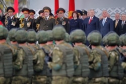 Президент Білорусі Лукашенко та інші чиновники приймають парад. Мінськ, 9 травня 2020 року