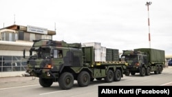 Kamionë transportues duke bartur dronë që mbërritën më 8 tetor në Kosovës përmes Aeroportit Ndërkombëtar të Prishtinës “Adem Jashari”.