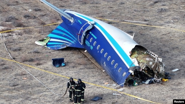 Фрагмент рухнувшего самолета Azerbaijan Airlines в Мангистауской области Казахстана