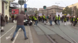 Trenutak kada je 20-godišnju studentkinju udario autombil tokom protestne blokade u Beogradu, 16. januar 2025.