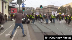 Momenat udarca, gde se vidi da vozač automobila na trotoaru udara studentkinju, 16. januar 2025.