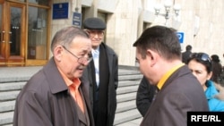 Лидер оппозиции Амантай Ахетов (слева) вручает петицию чиновнику из акимата, который отказался представиться. Алматы, 5 марта 2009 года. 