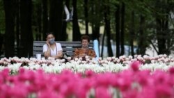 Коронавирусқа байланысты карантин кезінде Алматыдағы саябақта отырған адамдар. 27 сәуір 2020 жыл.