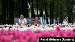 Люди в парке в Алматы. 27 апреля 2020 года.
