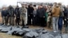Голові Єврокомісії Урсулі фон дер Ляєн та іншим керівникам ЄС показують тіла жертв різанини в Бучі, квітень 2022 року