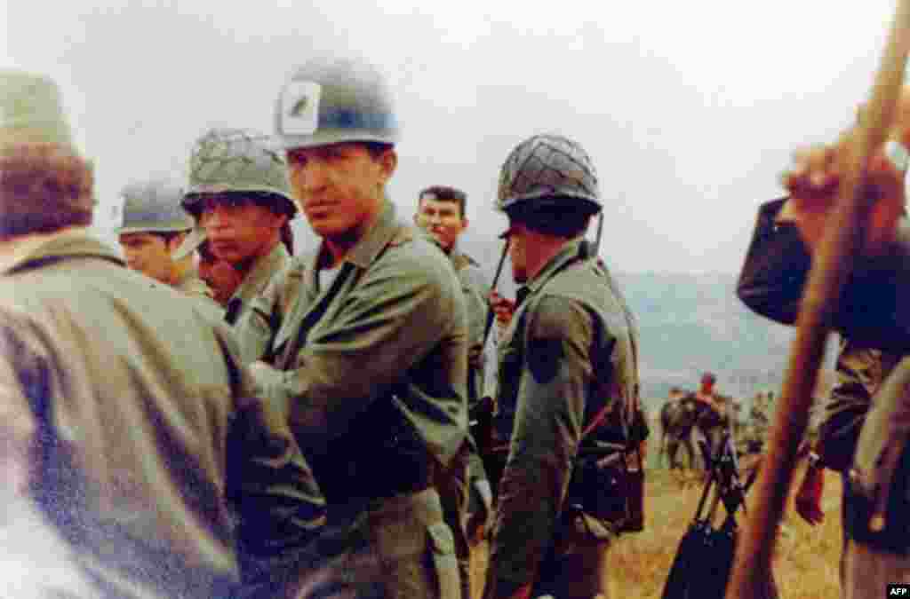 Hugo Chavez hərbi təlimlərdə 