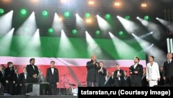 Сайлау бүлгеләре ябылгач, Рөстәм Миңнеханов концерт сәхнәсендә чыгыш ясады