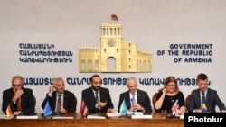 Armenia - First Deputy Prime Minister Ararat Mirzoyan (third from left) and senior European diplomats sign an agremeent in Yerevan, 14 November 2018.