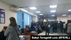 Бишкектин Биринчи май райондук соту. Кой-Таш иши боюнча соттук жараянга келгендер. 3-март, 2019-жыл.
