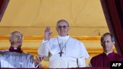 Roma. 13 mart 2013. Argentina kardinal Bergoglio yeni Roma Papası I Fransis qismində Müqəddəs Pyotr kilsəsinin eyvanına çıxır