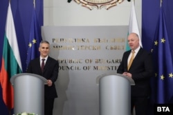 Новият служебен премиер Андрей Гюров и досегашният министър-председател Росен Желязков, 19 февруари 2026 г.