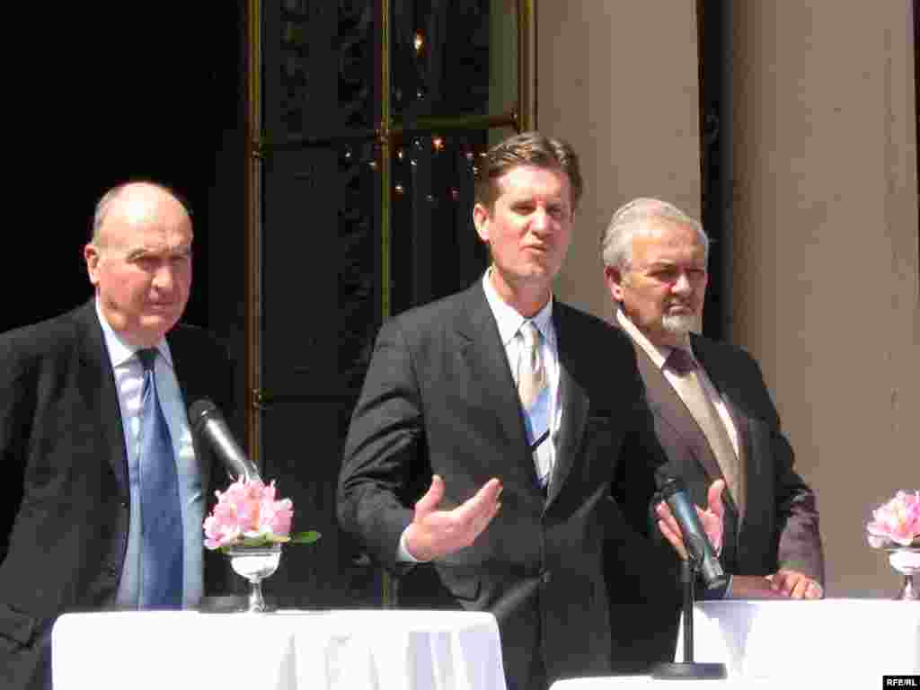 Son bir neçə ildə ABŞ-ın Azərbaycandakı səfiri vəzifəsi boşdur. Prezident Obama səfir vəzifəsinə Qarabağ danışıqlarına vasitəçilik edən ATƏT-in Minsk Qrupunda ABŞ-dan olan həmsədr kimi çalışmış Metyu Brayzanın namizədliyini irəli sürüb. 