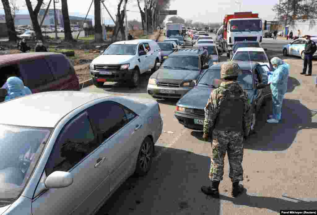 Автомобилия с желающими покинуть Алматы ожидают своей очереди у контрольно-пропускных пунктов на выезде из города. Местные власти 18 марта заявили, что не будут впускать в Алматы жителей области, даже если они работают в мегаполисе, и предоставляют возможность выехать из города в течение 72 часов. Генеральная прокуратура напомнила об ответственности за нарушение правил карантина.