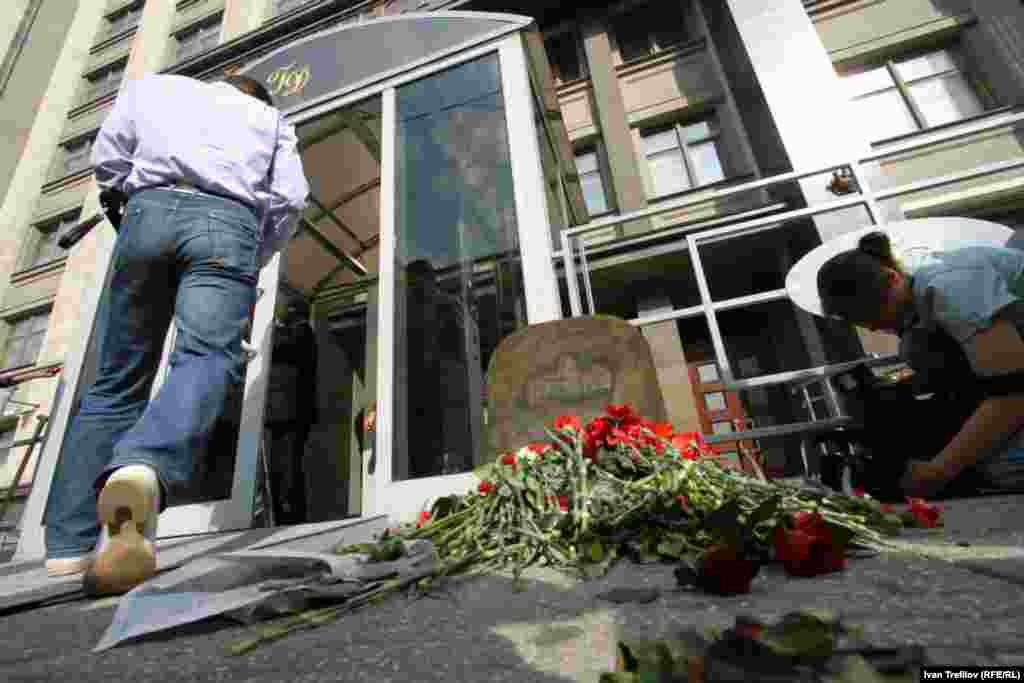 The tombstone and flowers at an entrance to the State Duma.