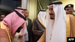 Кралот на Саудиска Арабија, Салман со неговиот син принцот Мухамед бин Салман. 