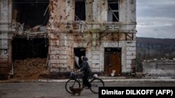 Пошкоджена російськими обстрілами будівля в Куп’янську на Харківщині, листопад 2022 року
