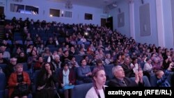 Зрители концерта ко Дню народного единства в России. Уральск, 3 ноября 2022 года