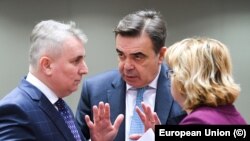 Ministrul de Interne, L. Bode, și vicepreședintele CE pentru promovarea modului de viaţă european, Margaritis Schinas, la Consiliul JAI de joi. Comisia a susținut ferm, încă din 2011, aderarea României la Schengen. Schinas s-a declarat dezamăgit de votul Austriei.
