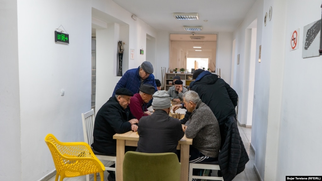 Ndër problemet e Qendrës gratë e përmendin ambientin e përbashkët me burra. Ato thonë se "argëtimet tona u pengojnë burrave - por edhe aktivitetet e tyre na pengojnë neve".