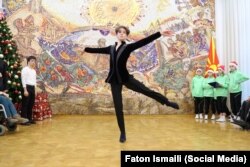 Andi Ismaili duke vallëzuar gjatë pritjes së organizuar nga presidenti i Maqedonisë së Veriut, Stevo Pendarovski.
