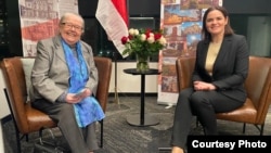 Архіўнае фота. Івонка Сурвіла і Сьвятлана Ціханоўская падчас сустрэчы ў 2022 годзе