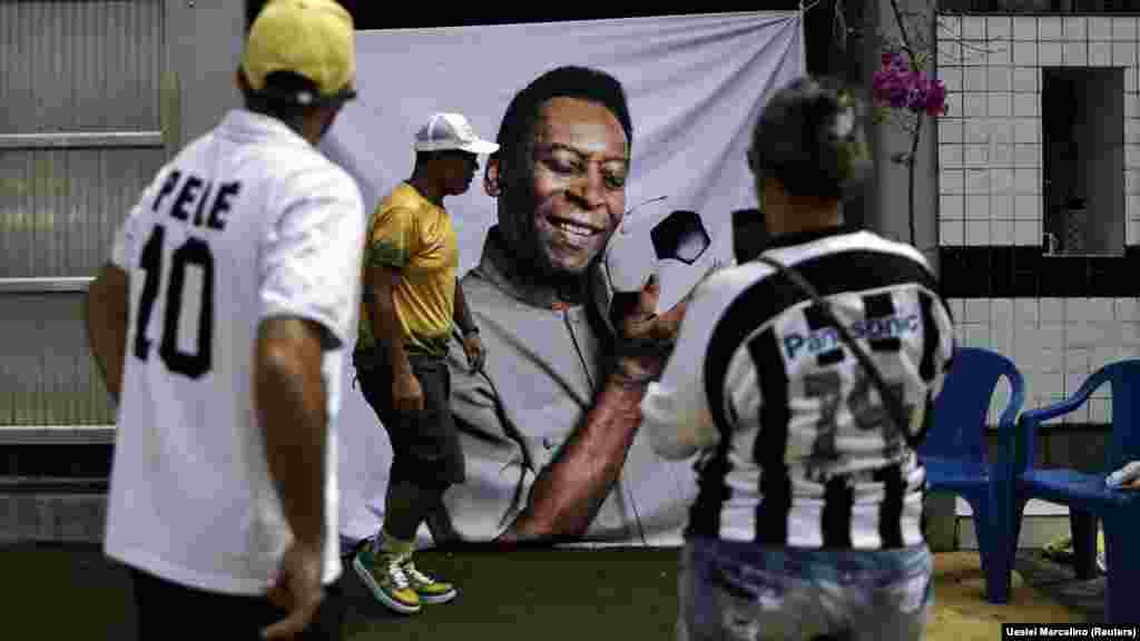 Pelé temetését január 3-án tartják. Akkor a koporsóját szállító menet végigvonul Santos utcáin, majd az egykori futballistát zárt körű szertartás keretében az ökumenikus temetőben helyezik végső nyugalomra&nbsp;