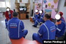 Spitalul de Psihiatrie și Măsuri de Siguranță din Săpoca, județul Buzău, are unul dintre cele mai mari bugete din țară alocate unităților medicale în care sunt internate persoane condamnate care nu au discernământ.