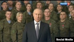 Ресей президенті Владимир Путиннің 2022 жылдың соңғы күні ресейліктерге үндеу жасаған видеосынан скриншот.