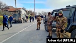 Qytetarë serbë duke shkuar në protestën në Rudarë të Zveçanit. Në rrugë shihen edhe forcat e KFOR-it.