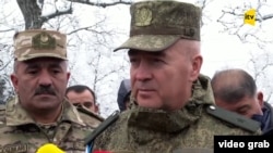 Командующий дислоцированными в Нагорном Карабахе российскими миротворческими силами Андрей Волков (справа)