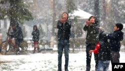 نوجوانان در کابل از برف با خرسندی استقبال می کنند