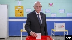 قیس سعید، رئیس‌جمهوری تونس، هنگام رای دادن در انتخابات پارلمانی