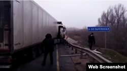 Столкновение микроавтобуса и фуры под Волгоградом. Скриншот видео ГУ МВД РФ по Волгоградской области.
