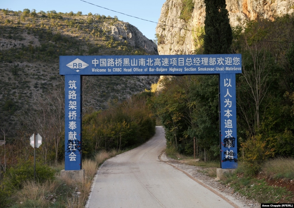 Një hyrje në një kamp ndërtimi nga kompania kineze, pranë njërës prej urave të autostradës.