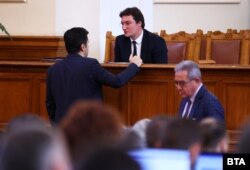 Съпредседателят на ПП Кирил Петков (вляво) говори със служебния правосъден министър Крум Зарков на фона на Йордан Цонев от ДПС.