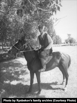 Раис увлекался лошадьми, участвовал в соревнованиях по конному спорту и сам делал упряжь