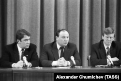 Члены правительства России Егор Гайдар (в центре) и Анатолий Чубайс (справа) во время пресс-конференции, 1992 год