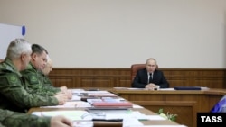 Президент РФ Владимир Путин (справа) во время посещения объединенного штаба родов войск, задействованных в войне с Украиной, 16 декабря 2022 года