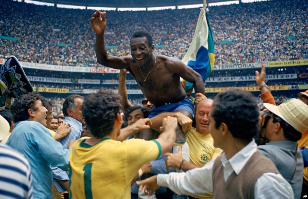Ai e fitoi Kupën e Botës me Brazilin tri herë &ndash; më 1958, më 1962 dhe më 1970 &ndash; një sukses që asnjë lojtar tjetër nuk e ka arritur.