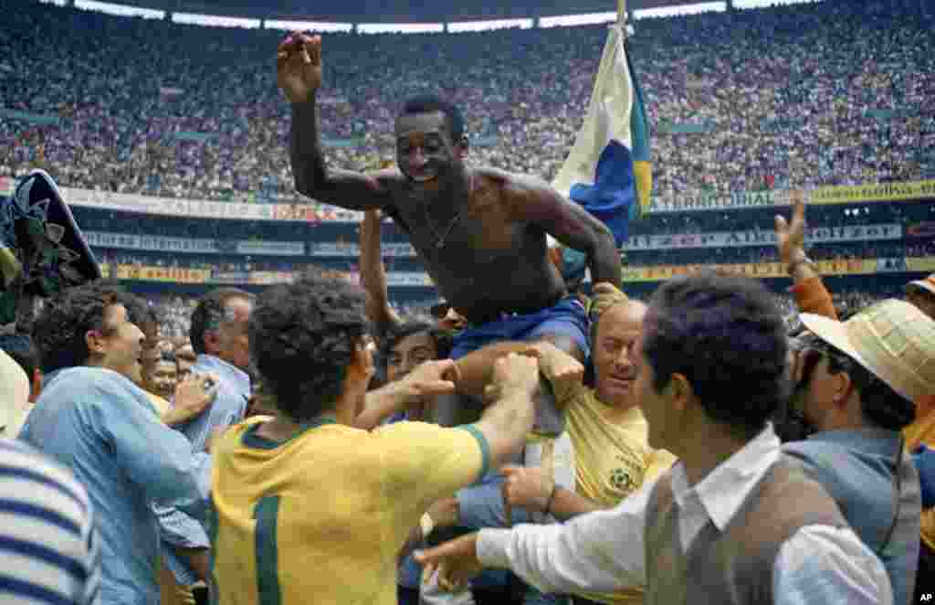 Navijači podižu Pelea na ramena nakon što je Brazil pobijedio Italiju sa 4-1 i osvojio titulu svjetskog prvaka, 21. juni 1970. Pele se od reprezentacije oprostio 1971. godine utakmicom protiv Jugoslavije u Rio de Janeiru.