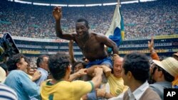Pelét ünneplik, miután Brazília megnyerte a mexikói világbajnokságot 1970. június 21-én