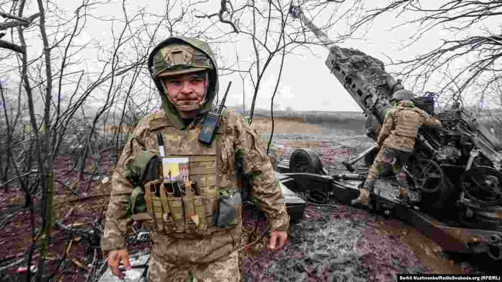 Сергій, військовий ЗСУ: &laquo;Ця гармата набагато потужніша за радянські, це однозначно. Точніша &ndash; це ми знаємо по її роботі. Зараз ми її (гармату &ndash; ред.) добре знаємо, нам виходить працювати доволі непогано. Цілей дуже багато і кожна &laquo;смачна&raquo; по-своєму. Зокрема, особовий склад противника. Було там 300 піхотинців, ми накрили їх &laquo;чергою&raquo;, по-моєму 9 снарядів було. Це нам додало радості і бойового духу надовго. Ми працюємо чітко і по цілі, лишнього не стріляємо. Якщо ми виходимо на роботу з &laquo;семіркою&raquo;, то вона працює недовго, але ефективно