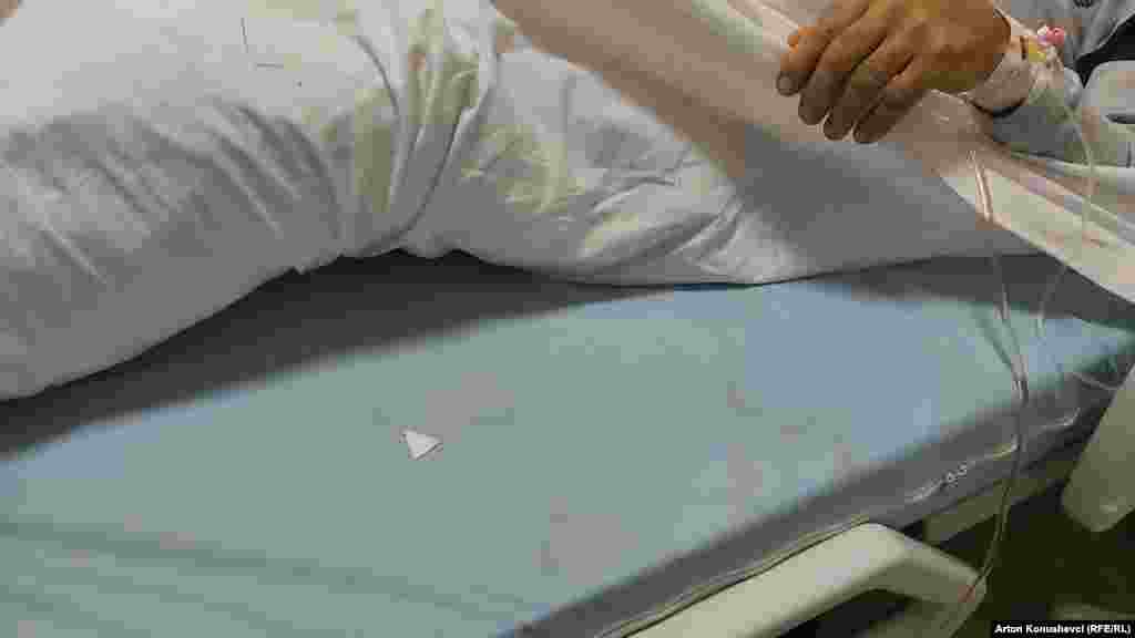 Një pacient i shtrirë në një dyshek të papastër dhe me njolla në Klinikën Abdominale.&nbsp;Nëntor, 2022.