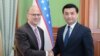Посол США в Узбекистане Джонатан Хеник с министром иностранных дел Узбекистана Бахтиёром Саидовым. Ташкент, 4 января 2023 года.