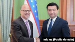 Бахтиёр Саидов (справа) и посол США в Узбекистане Джонатан Хеник.