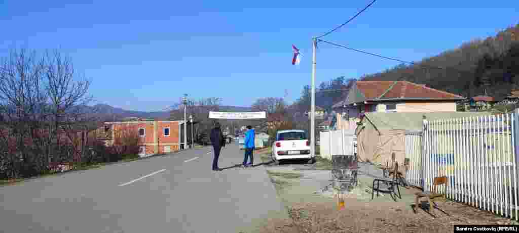 Numri i qytetarëve që qëndronin në barrikadën e vendosur në Rudarë të Zveçanit paraditen e së enjtes ishte më i vogël sesa ditëve tjera. Njerëzve që punojnë në institucionet e Serbisë në veri iu është thënë që më nuk kanë nevojë të dalin në barrikada.