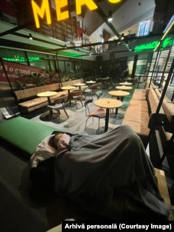 Unii străini au dormit lângă Biroul de imigrări din Cluj pentru a fi printre cei care reuşesc să îşi depună la timp cererile.